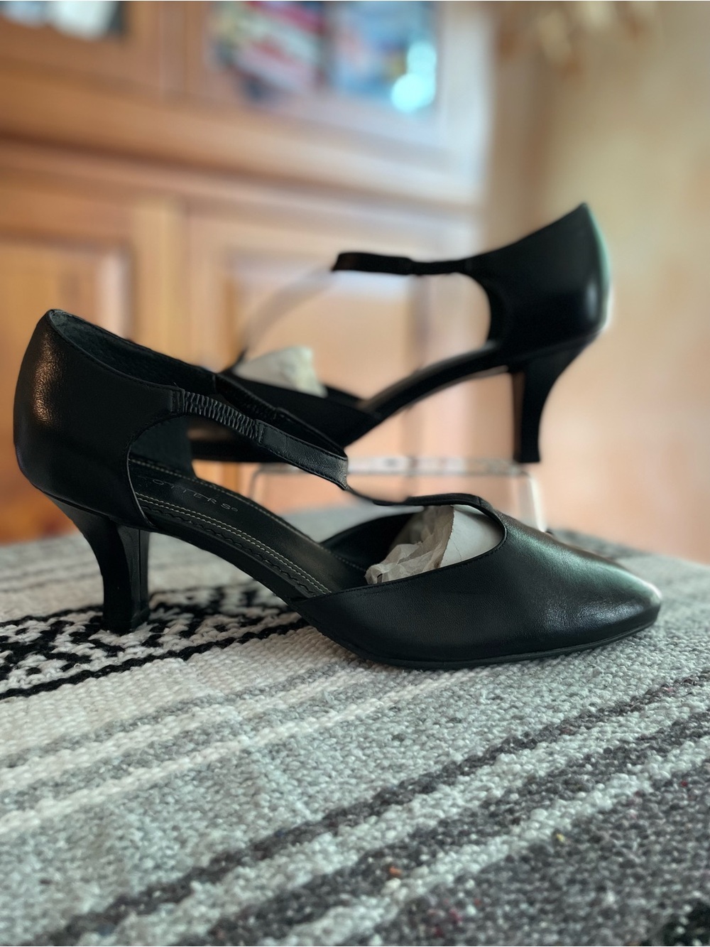 Trotters "Signature" Calfskin Leather Elegant T-Strap Slip On Pump Size 7.5 NWOB